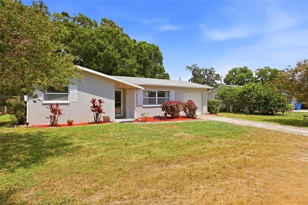 Active With Contract: $347,500 (2 beds, 2 baths, 1460 Square Feet)