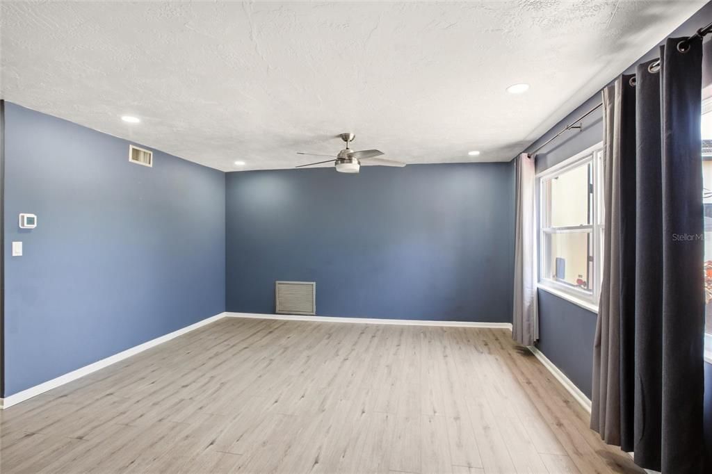 Active With Contract: $347,500 (2 beds, 2 baths, 1460 Square Feet)