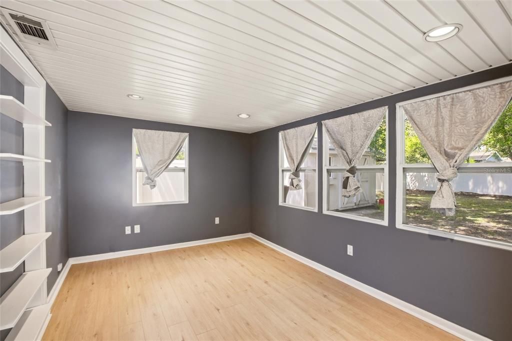 Active With Contract: $347,500 (2 beds, 2 baths, 1460 Square Feet)