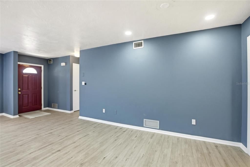 Active With Contract: $347,500 (2 beds, 2 baths, 1460 Square Feet)