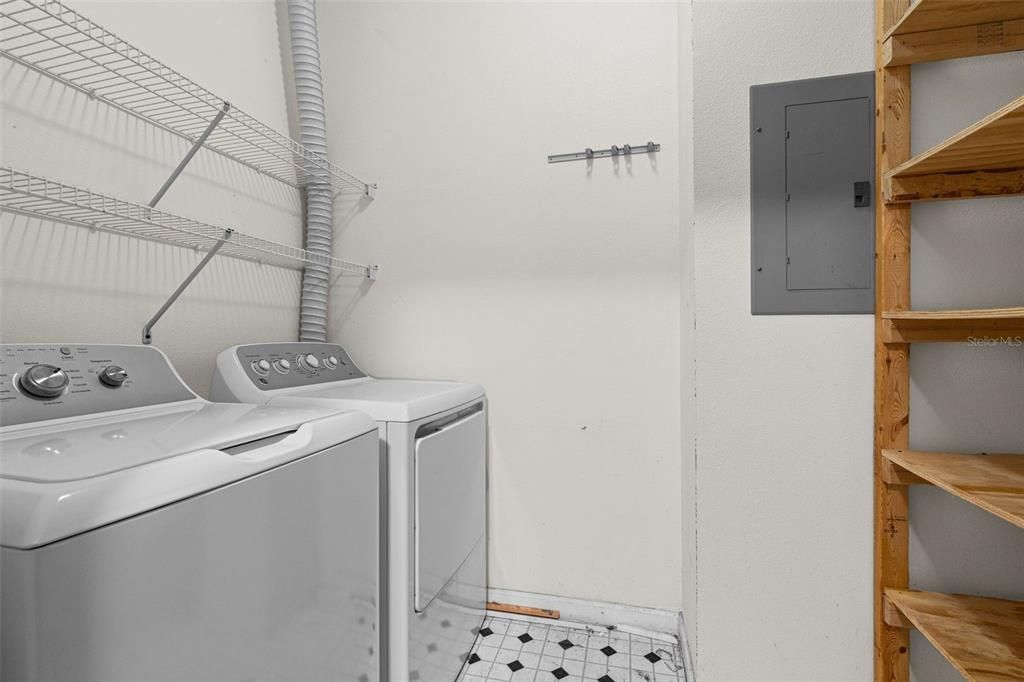 For Sale: $149,900 (2 beds, 1 baths, 1008 Square Feet)