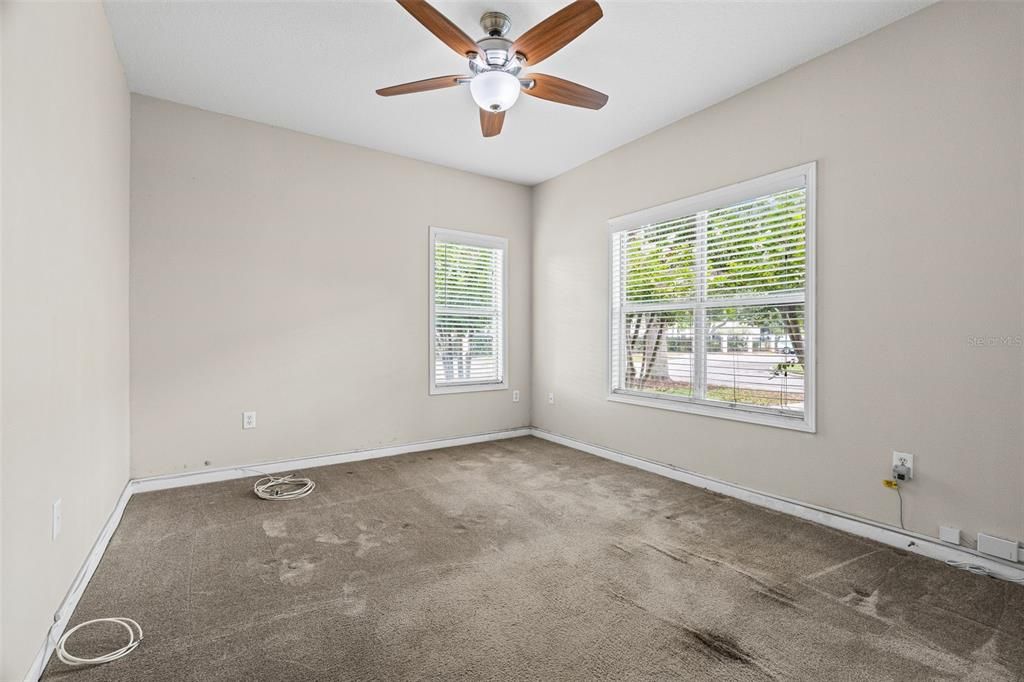 For Sale: $149,900 (2 beds, 1 baths, 1008 Square Feet)