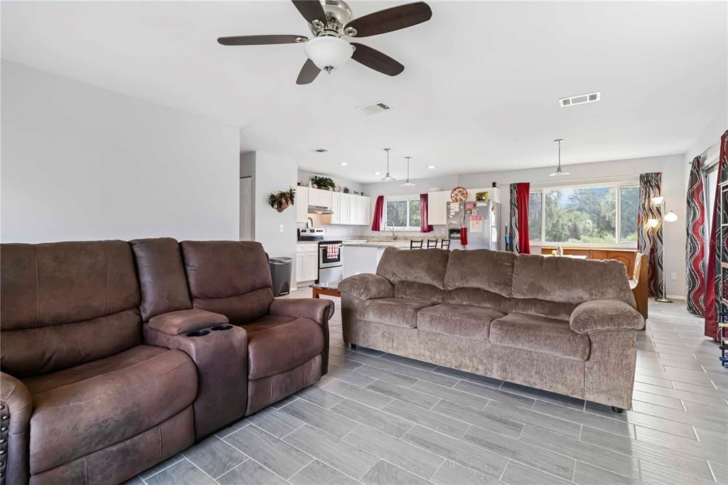 For Sale: $200,000 (3 beds, 2 baths, 1176 Square Feet)