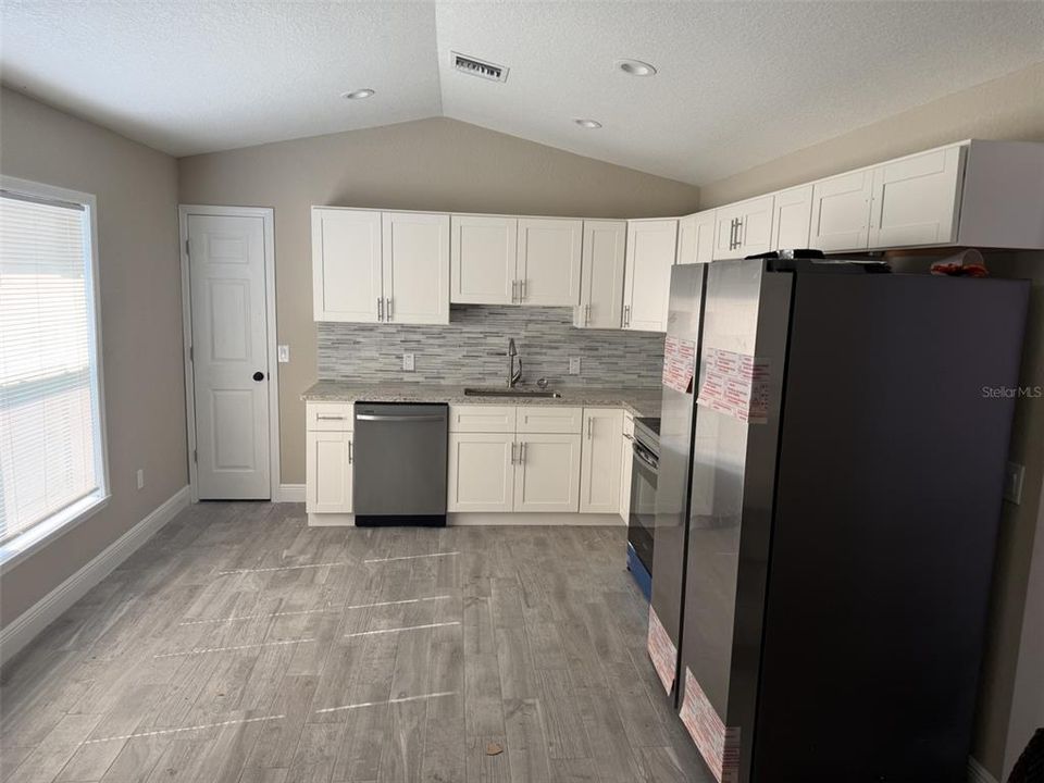 На продажу: $264,999 (3 спален, 2 ванн, 1196 Квадратных фут)