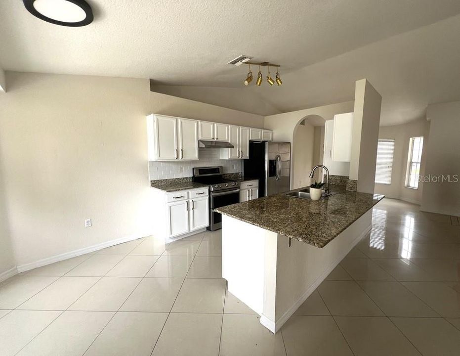 For Rent: $1,999 (3 beds, 2 baths, 1407 Square Feet)