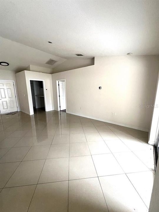 For Rent: $1,999 (3 beds, 2 baths, 1407 Square Feet)