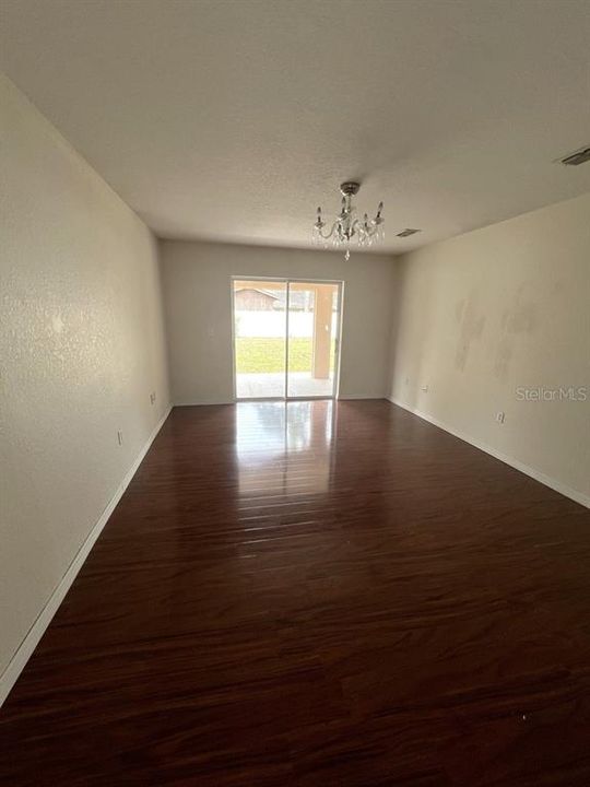 For Rent: $1,999 (3 beds, 2 baths, 1407 Square Feet)