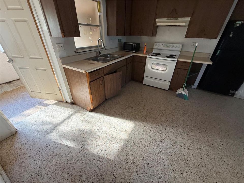For Sale: $319,000 (3 beds, 1 baths, 1136 Square Feet)