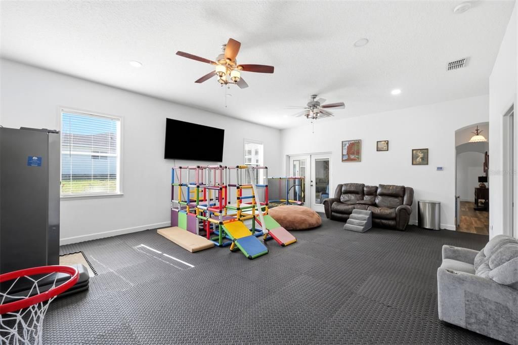 En Venta: $619,900 (5 camas, 3 baños, 3200 Pies cuadrados)