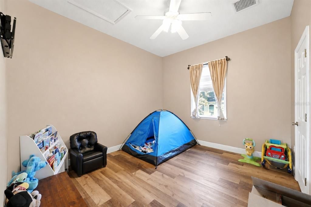 En Venta: $619,900 (5 camas, 3 baños, 3200 Pies cuadrados)