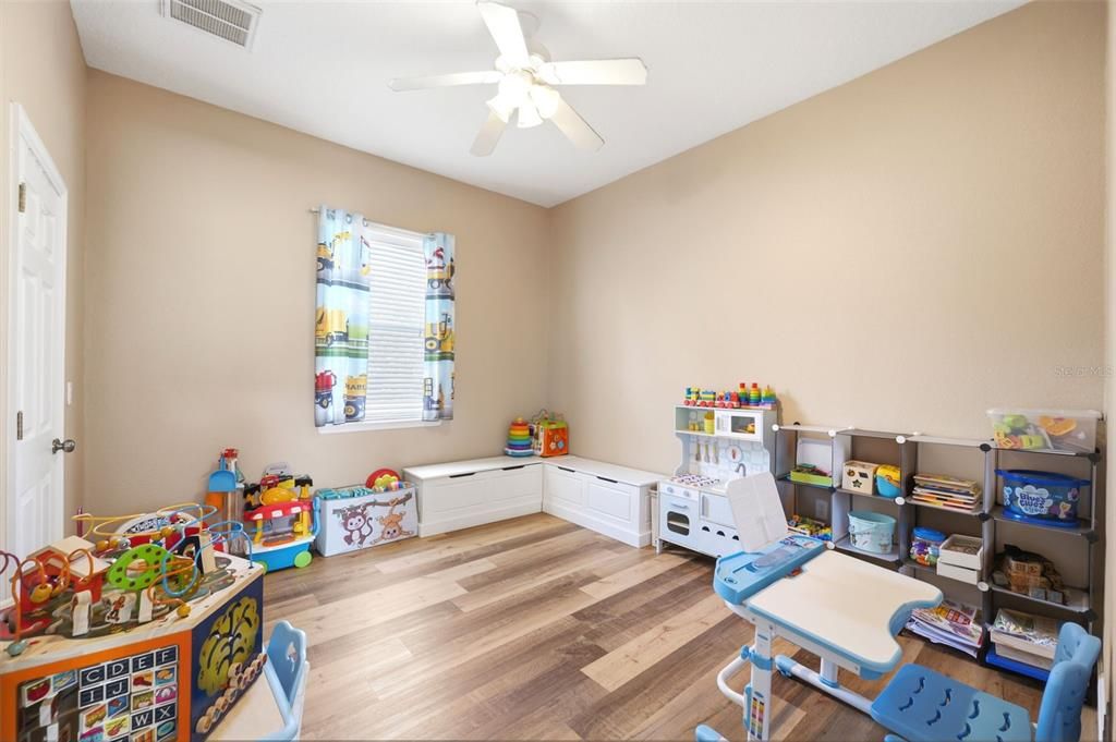 En Venta: $619,900 (5 camas, 3 baños, 3200 Pies cuadrados)