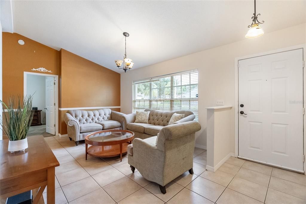 En Venta: $374,000 (3 camas, 2 baños, 1556 Pies cuadrados)
