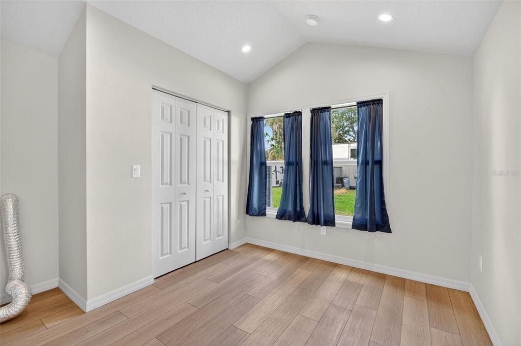 For Sale: $230,000 (1 beds, 1 baths, 432 Square Feet)
