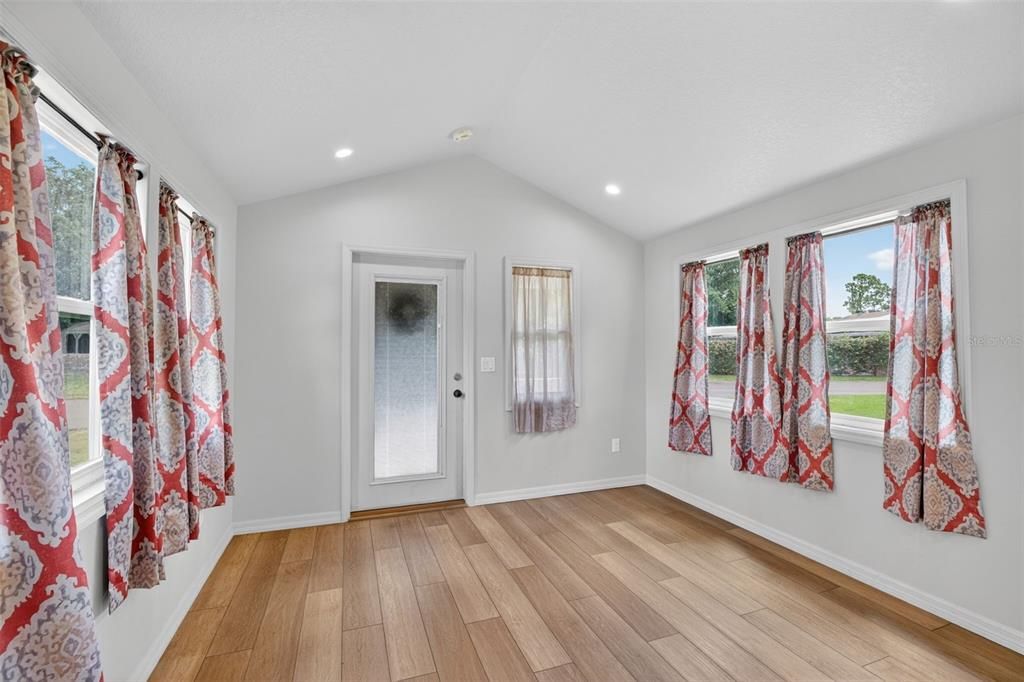 For Sale: $230,000 (1 beds, 1 baths, 432 Square Feet)