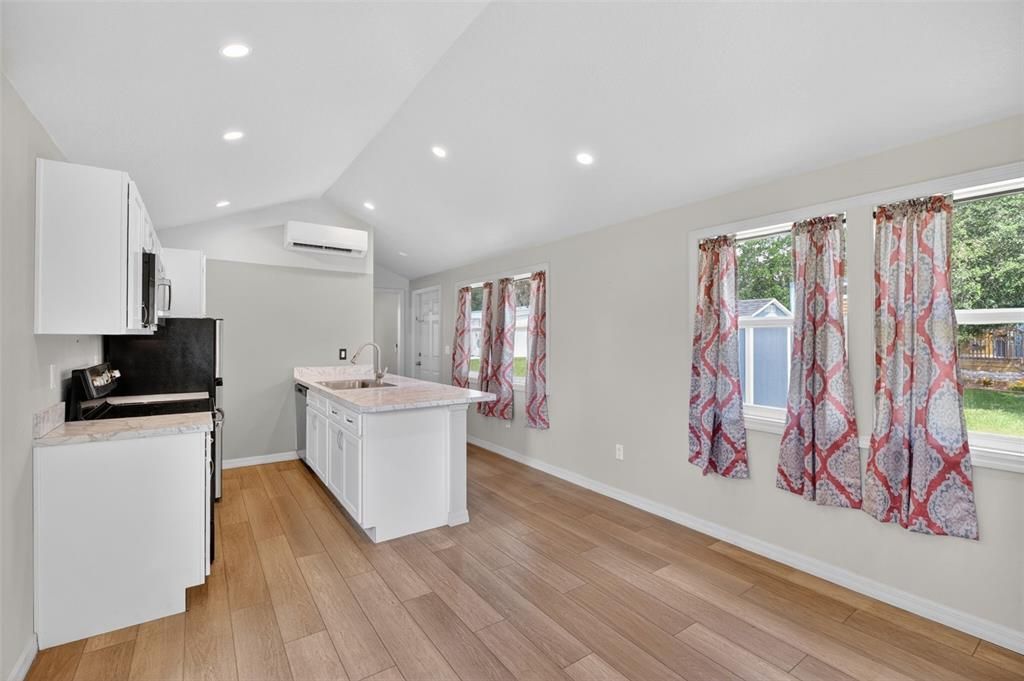 For Sale: $230,000 (1 beds, 1 baths, 432 Square Feet)