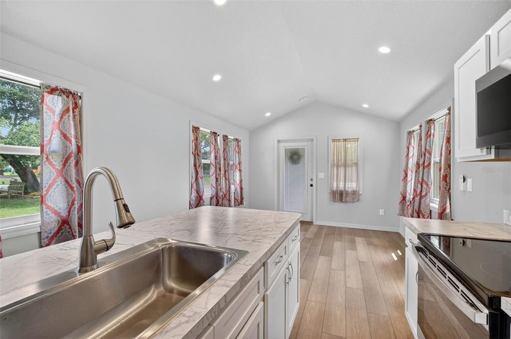 For Sale: $230,000 (1 beds, 1 baths, 432 Square Feet)