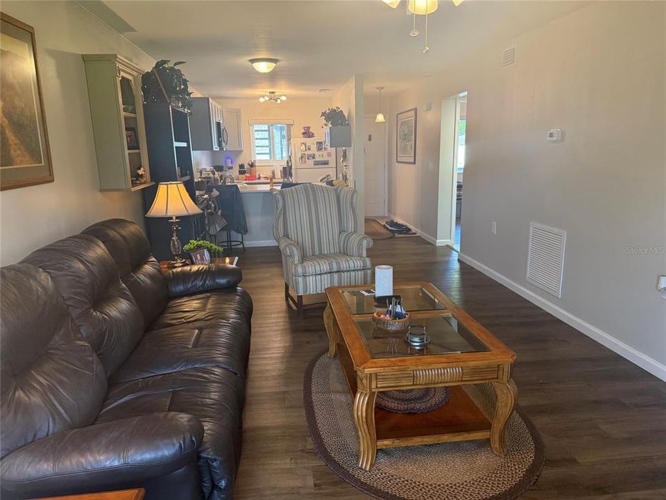 For Sale: $125,000 (2 beds, 2 baths, 876 Square Feet)