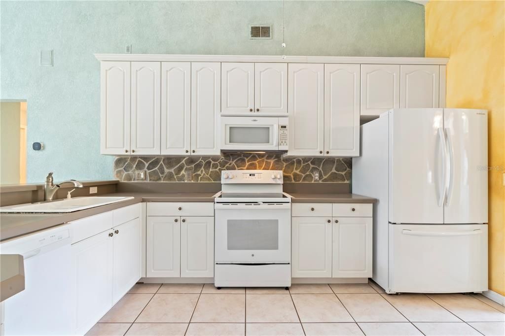 For Sale: $500,000 (3 beds, 2 baths, 2044 Square Feet)
