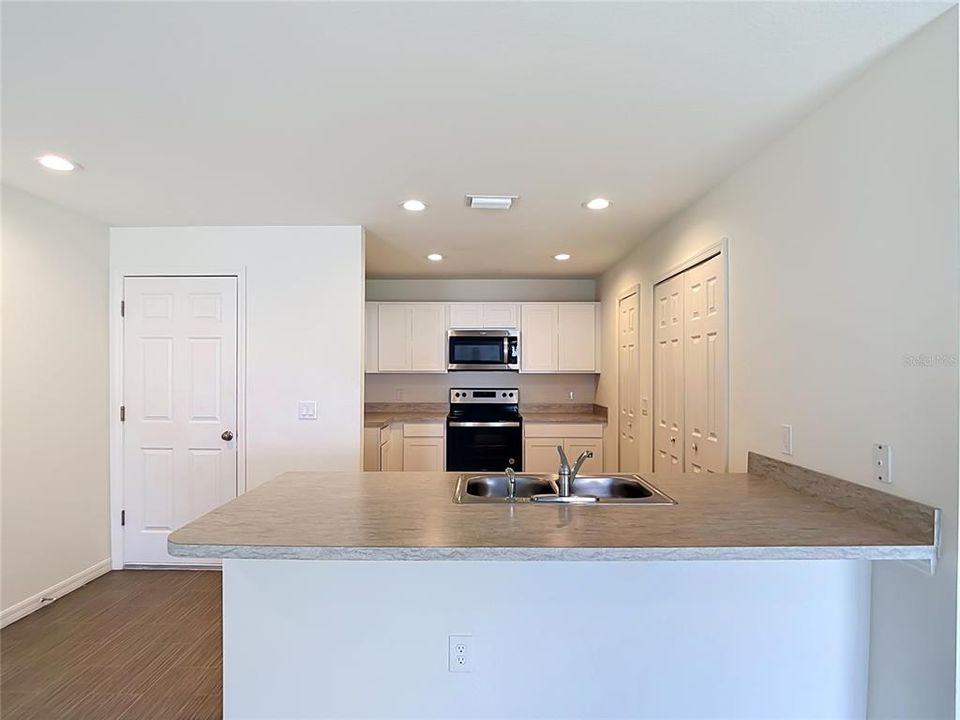 For Sale: $279,000 (3 beds, 2 baths, 1284 Square Feet)