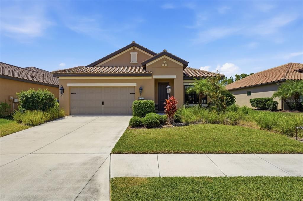 For Sale: $449,900 (3 beds, 3 baths, 2104 Square Feet)