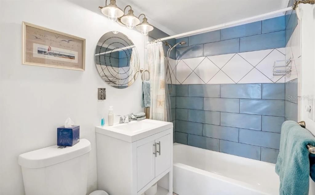 For Sale: $399,000 (2 beds, 1 baths, 823 Square Feet)