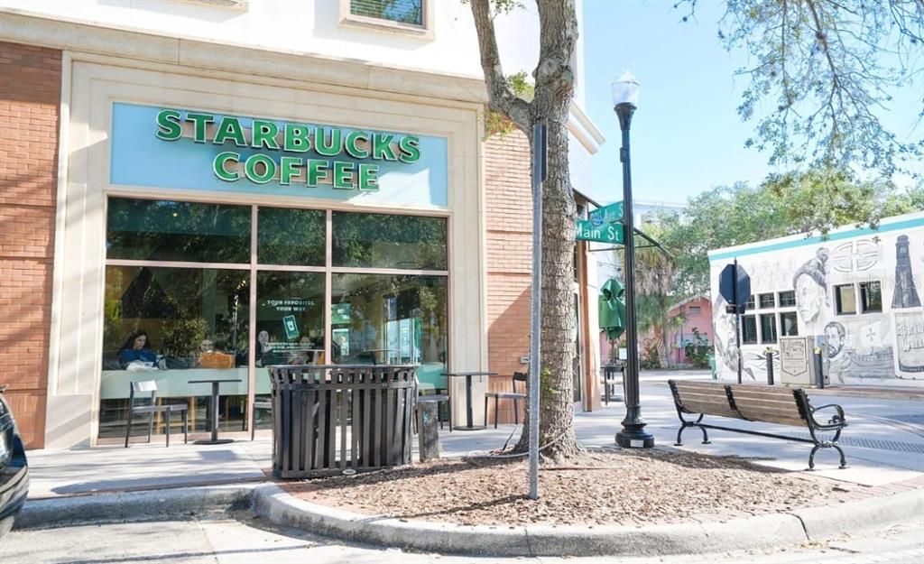 For Sale: $399,000 (2 beds, 1 baths, 823 Square Feet)