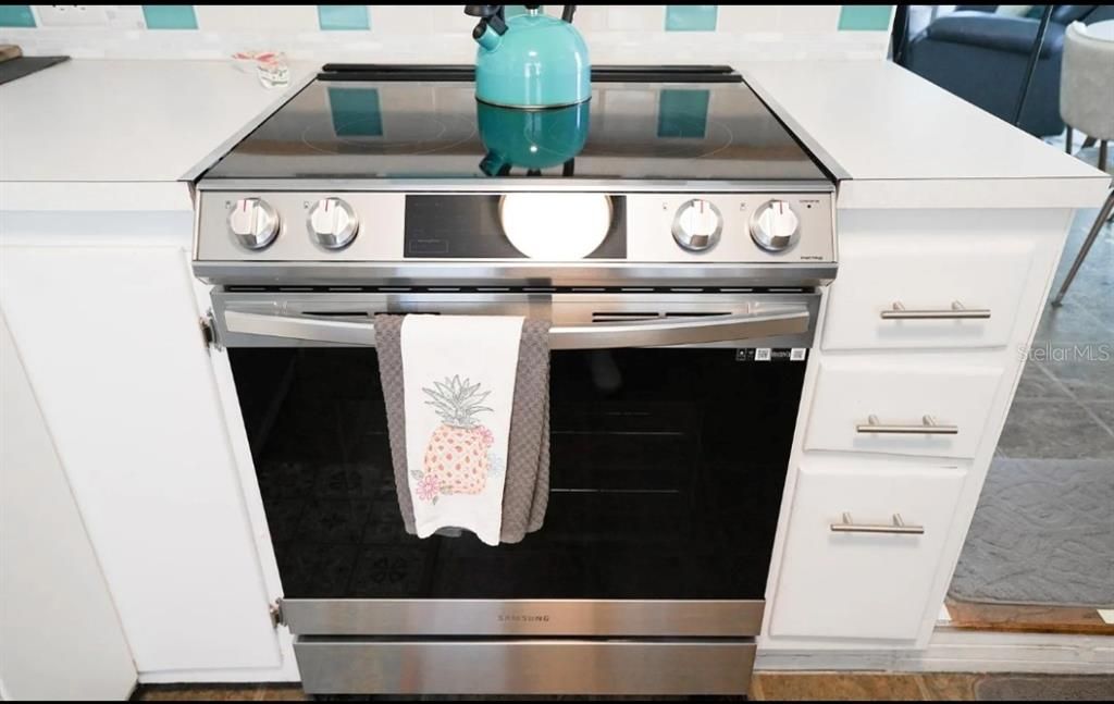 For Sale: $399,000 (2 beds, 1 baths, 823 Square Feet)