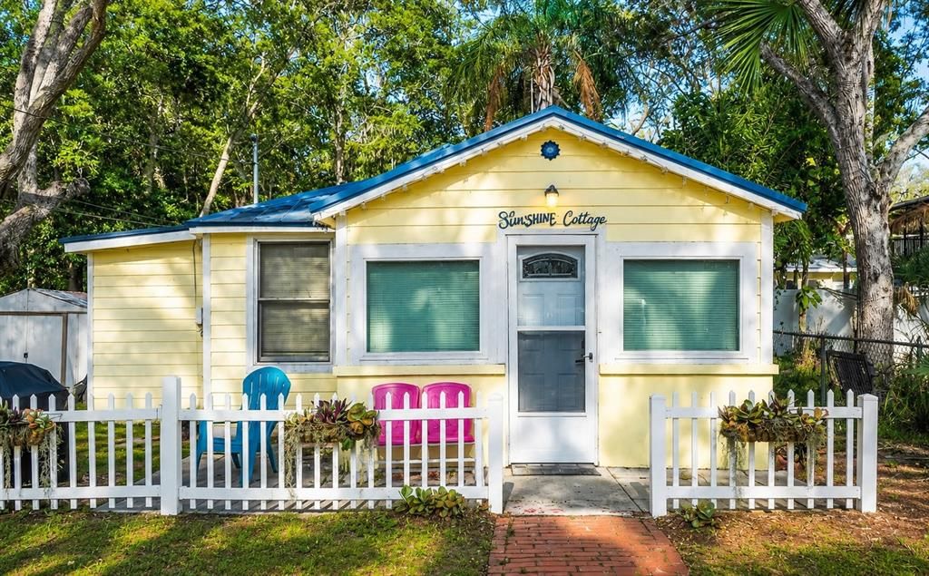 For Sale: $399,000 (2 beds, 1 baths, 823 Square Feet)