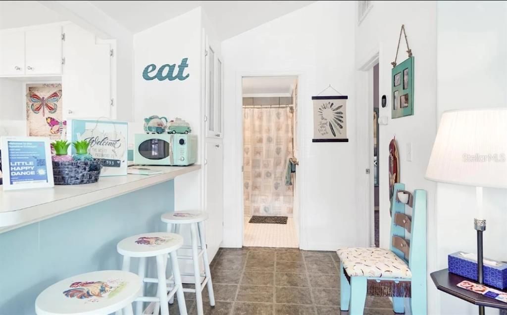 For Sale: $399,000 (2 beds, 1 baths, 823 Square Feet)