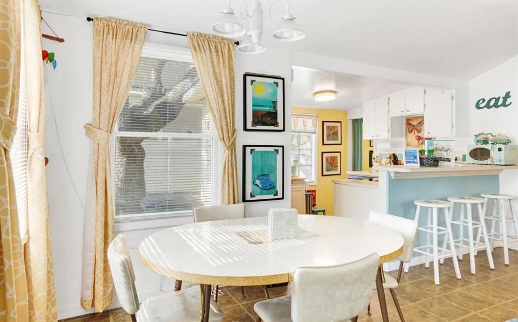 For Sale: $399,000 (2 beds, 1 baths, 823 Square Feet)