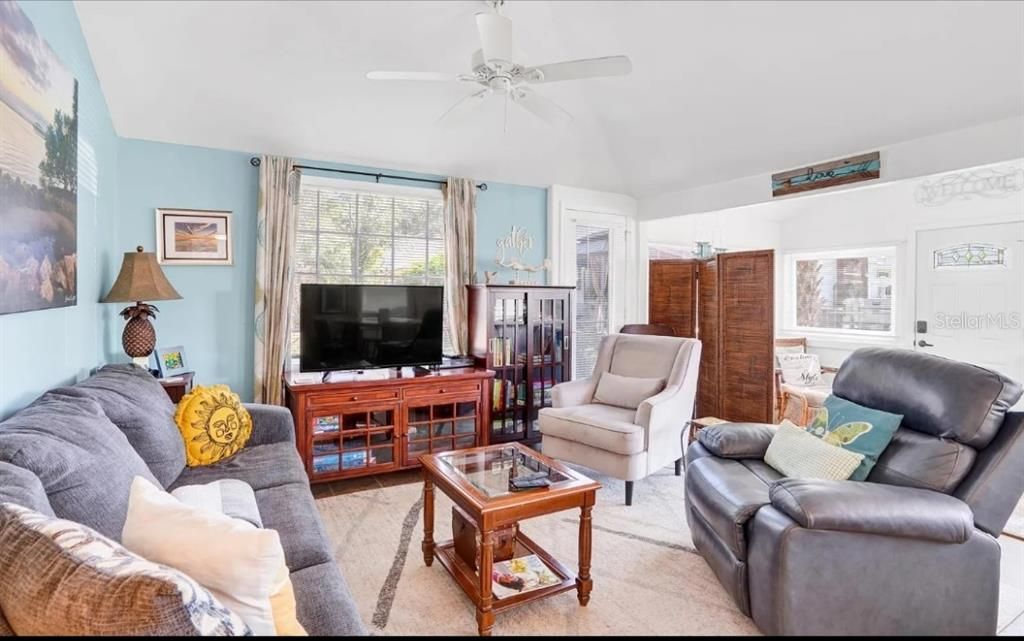 For Sale: $399,000 (2 beds, 1 baths, 823 Square Feet)