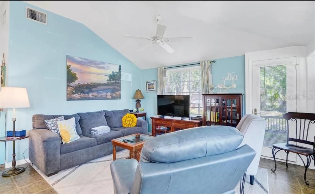 For Sale: $399,000 (2 beds, 1 baths, 823 Square Feet)