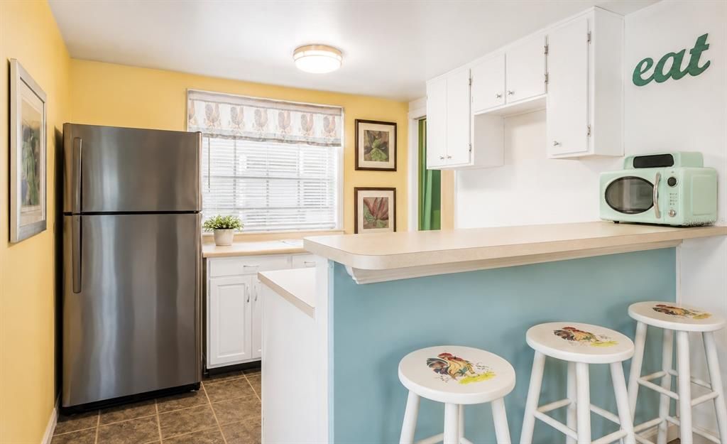 For Sale: $399,000 (2 beds, 1 baths, 823 Square Feet)