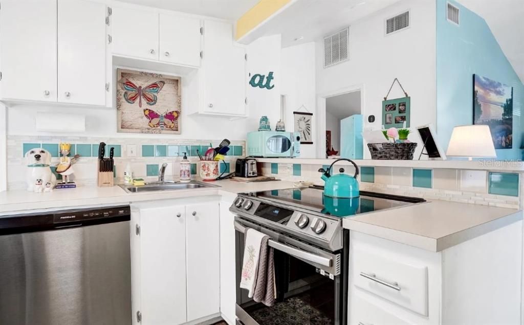 For Sale: $399,000 (2 beds, 1 baths, 823 Square Feet)