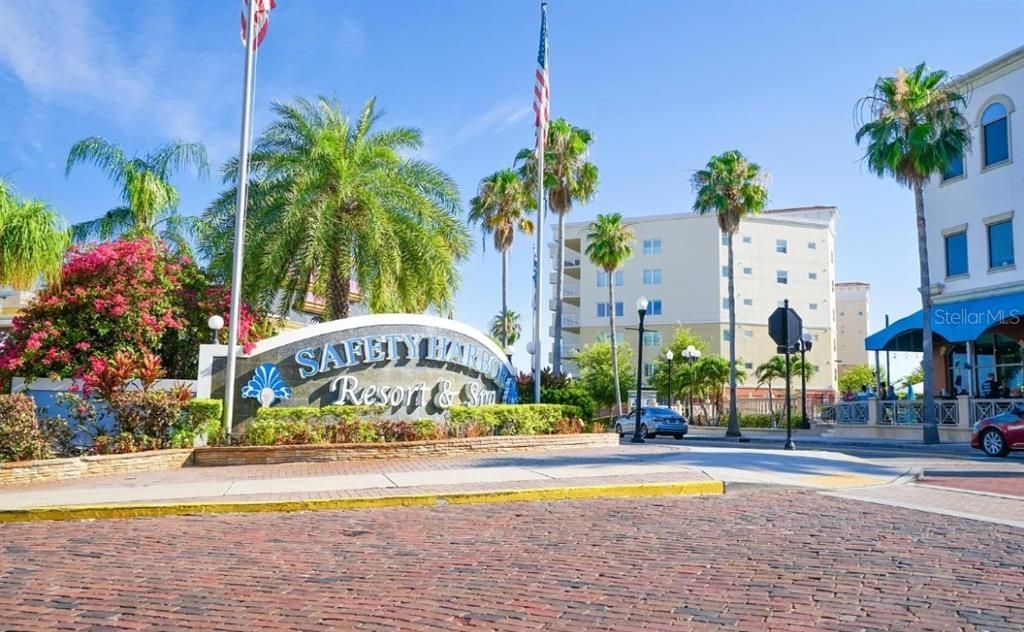 For Sale: $399,000 (2 beds, 1 baths, 823 Square Feet)
