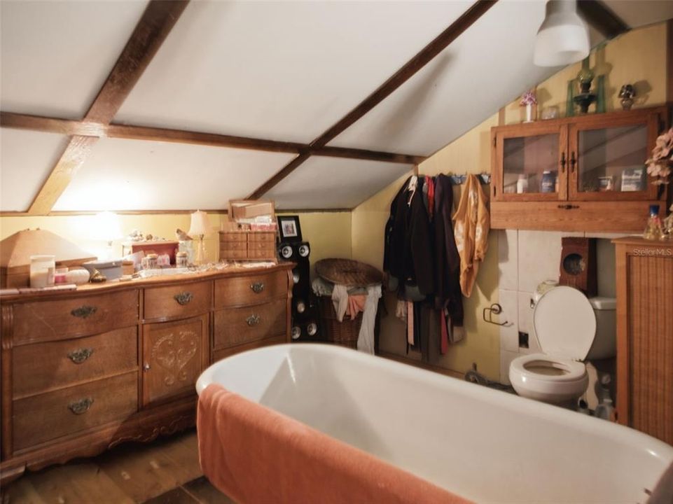 For Sale: $225,000 (3 beds, 1 baths, 1560 Square Feet)