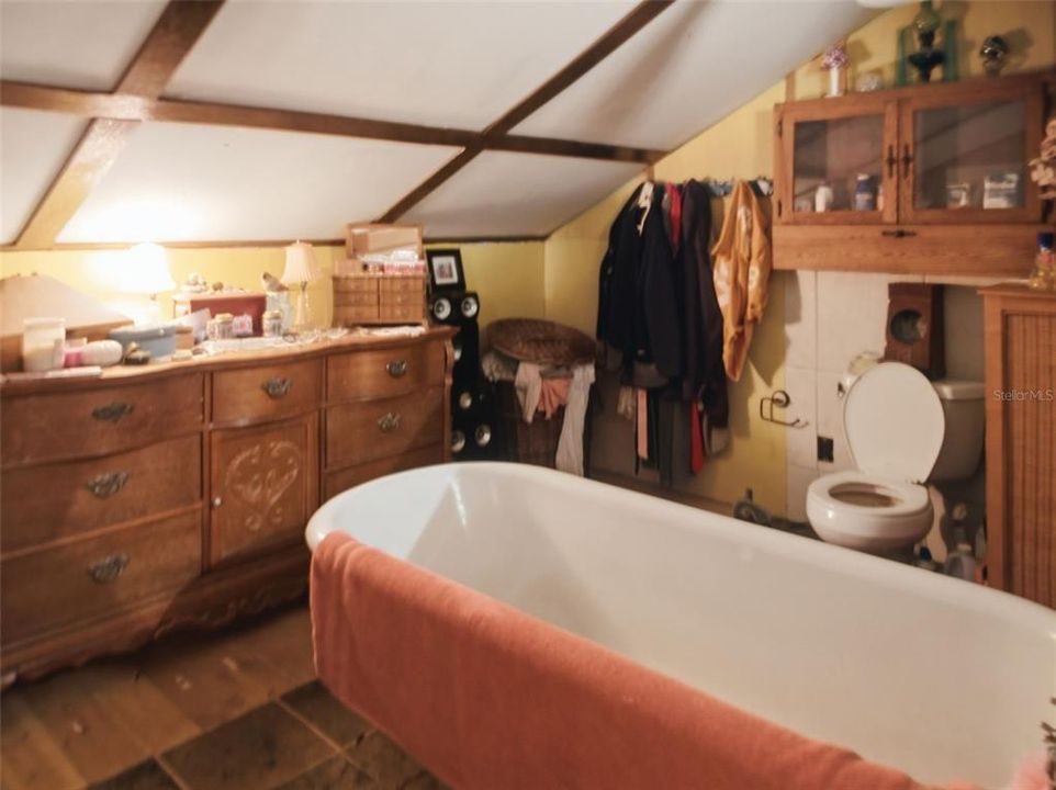 For Sale: $225,000 (3 beds, 1 baths, 1560 Square Feet)