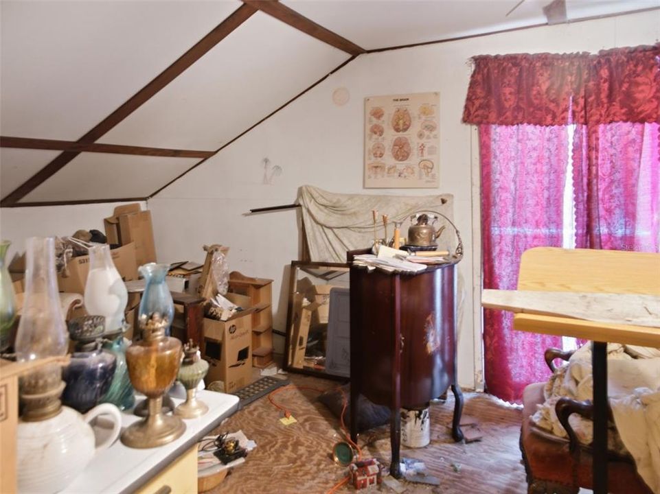 For Sale: $225,000 (3 beds, 1 baths, 1560 Square Feet)