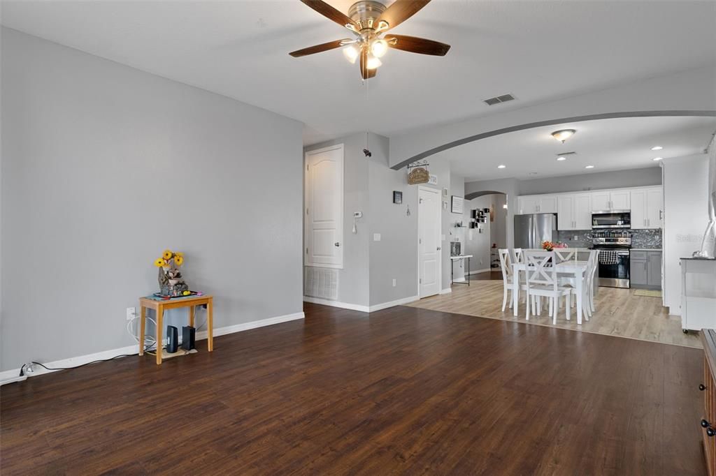 En Venta: $279,900 (3 camas, 2 baños, 2100 Pies cuadrados)