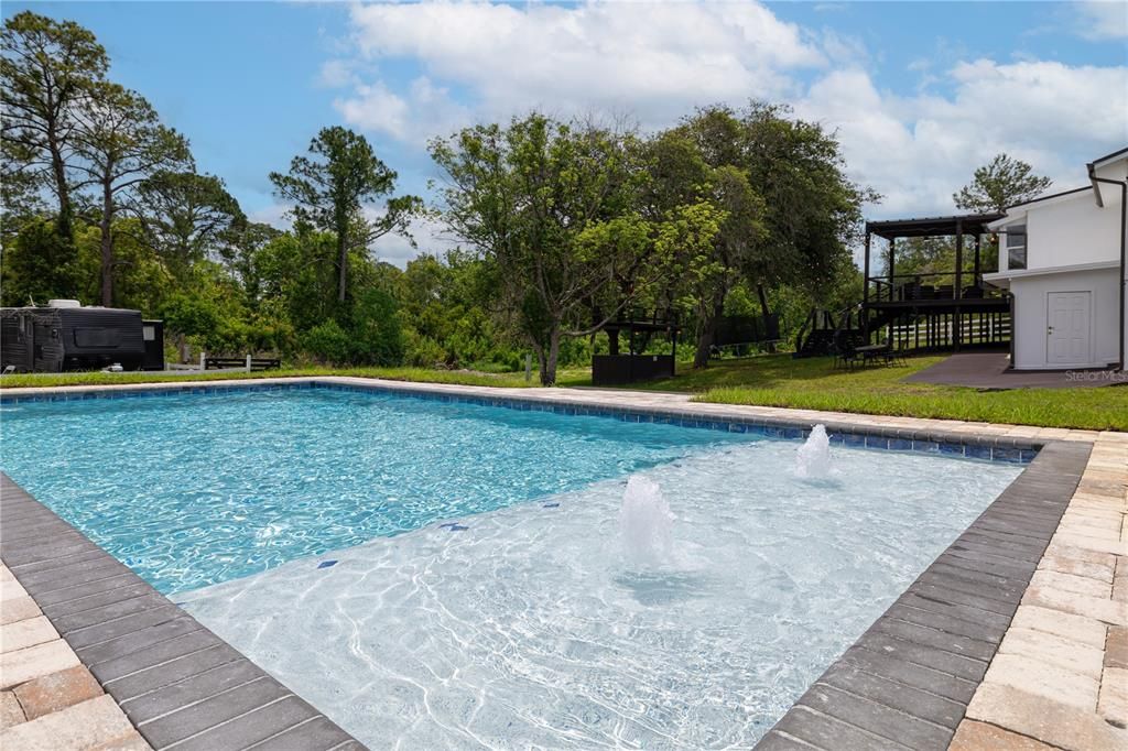 For Sale: $750,000 (5 beds, 3 baths, 1152 Square Feet)