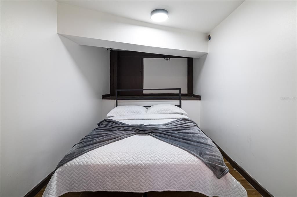 For Sale: $750,000 (5 beds, 3 baths, 1152 Square Feet)