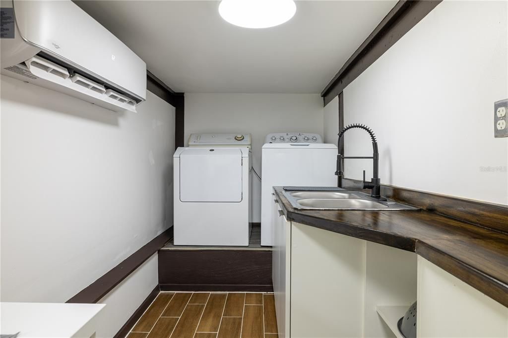 For Sale: $750,000 (5 beds, 3 baths, 1152 Square Feet)