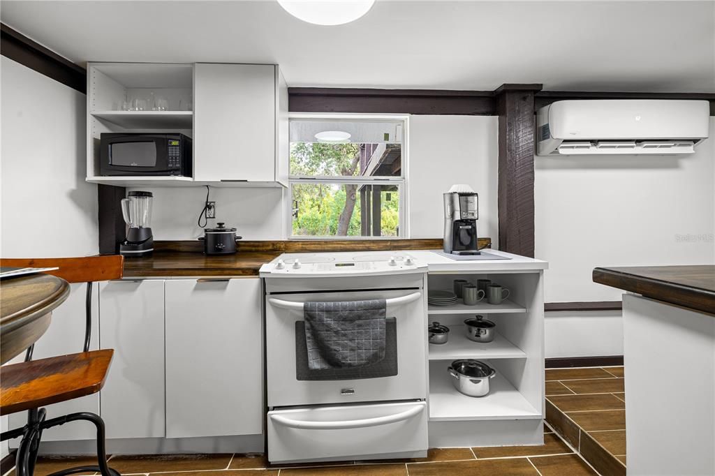 For Sale: $750,000 (5 beds, 3 baths, 1152 Square Feet)