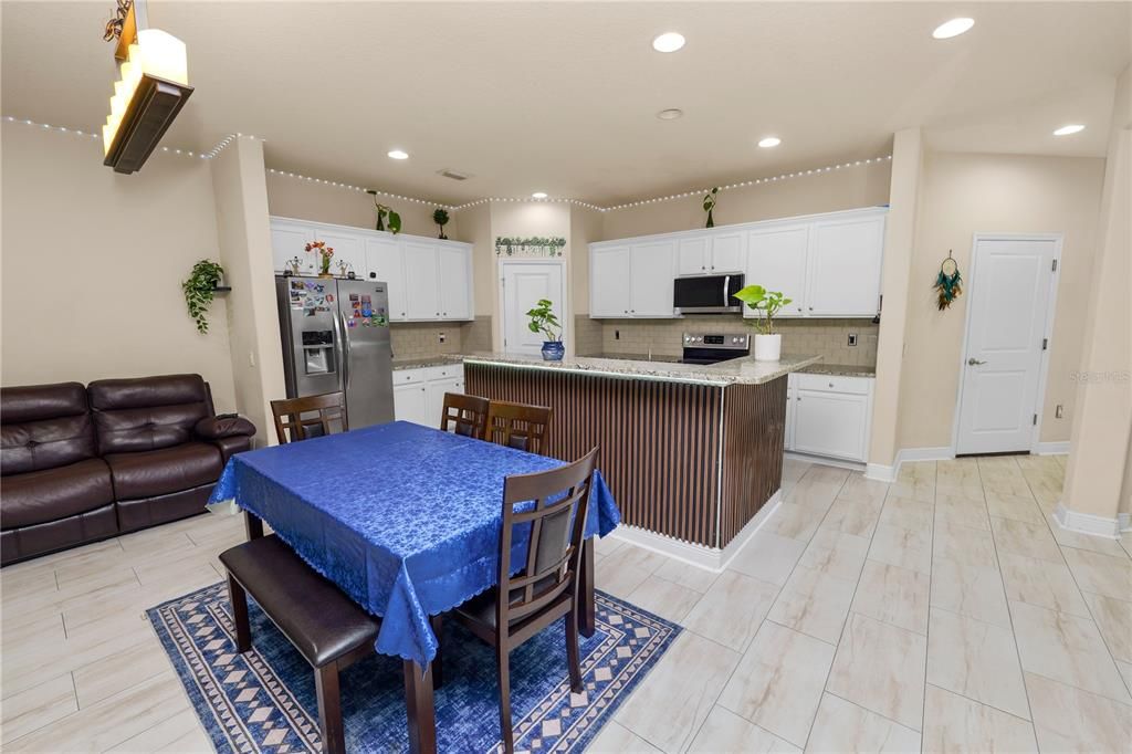 For Sale: $555,000 (3 beds, 3 baths, 2334 Square Feet)