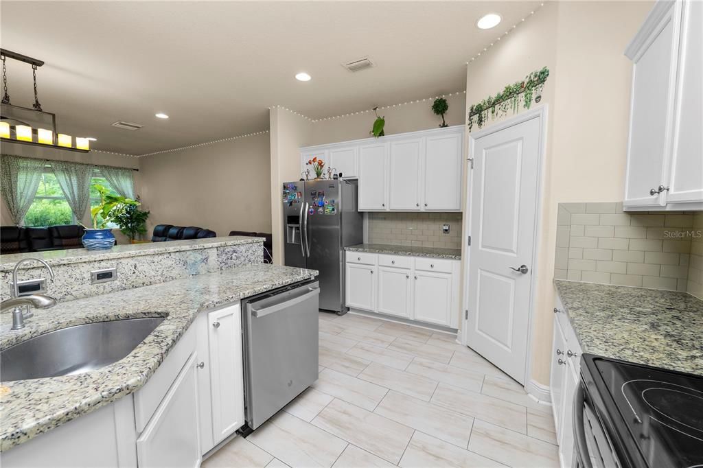 For Sale: $555,000 (3 beds, 3 baths, 2334 Square Feet)