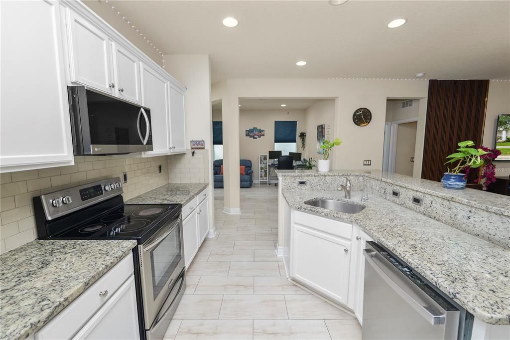 For Sale: $555,000 (3 beds, 3 baths, 2334 Square Feet)