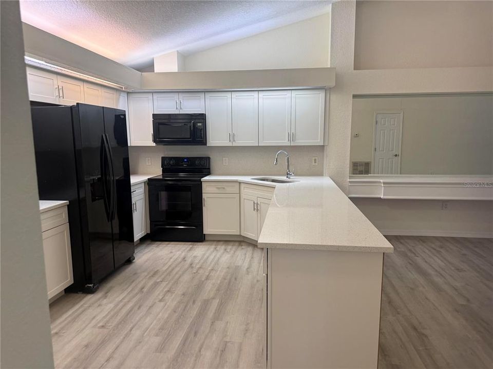 For Sale: $244,900 (2 beds, 2 baths, 1402 Square Feet)