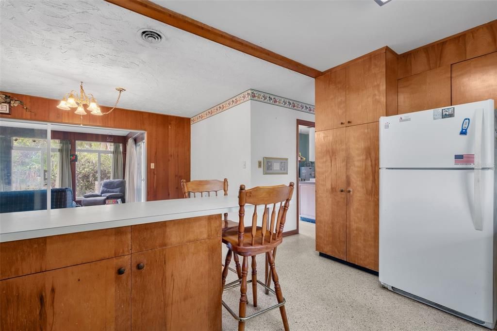 For Sale: $850,000 (5 beds, 3 baths, 2736 Square Feet)