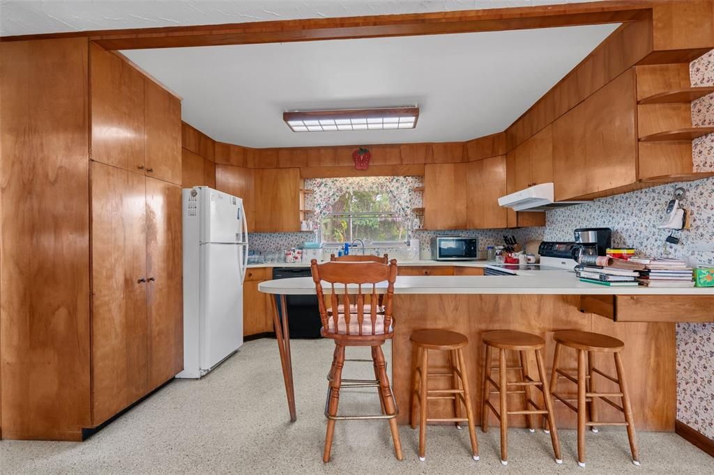 For Sale: $850,000 (5 beds, 3 baths, 2736 Square Feet)