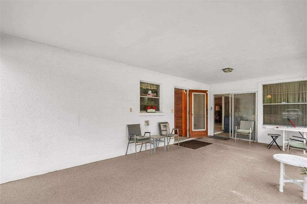 For Sale: $850,000 (5 beds, 3 baths, 2736 Square Feet)